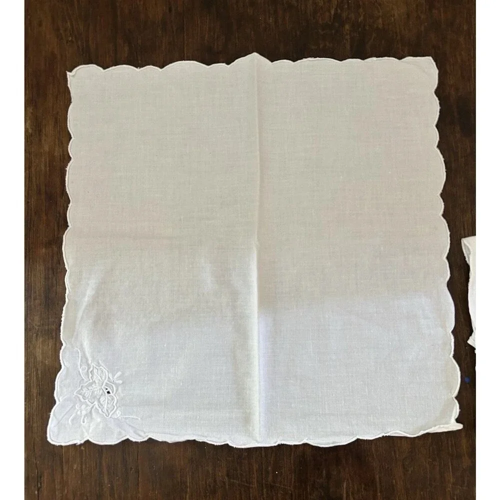 Embroidered Scalloped Cloth White Vintage Napkins Cottage Bridal Romantic Farm
